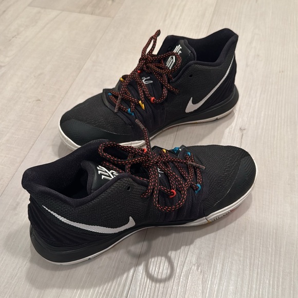 Friends Kyrie 5 - Picture 5 of 7